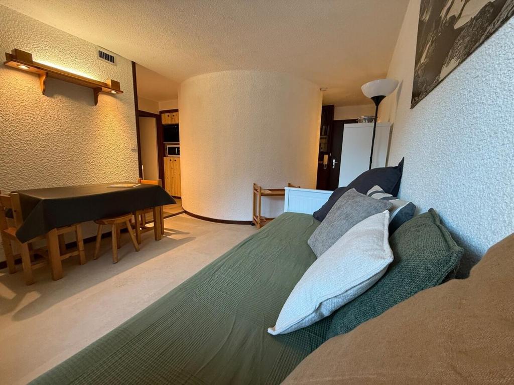 une chambre avec un lit et une table et une salle à manger dans l'établissement Joli 2P Mummery centre-ville de Chamonix, à Chamonix-Mont-Blanc