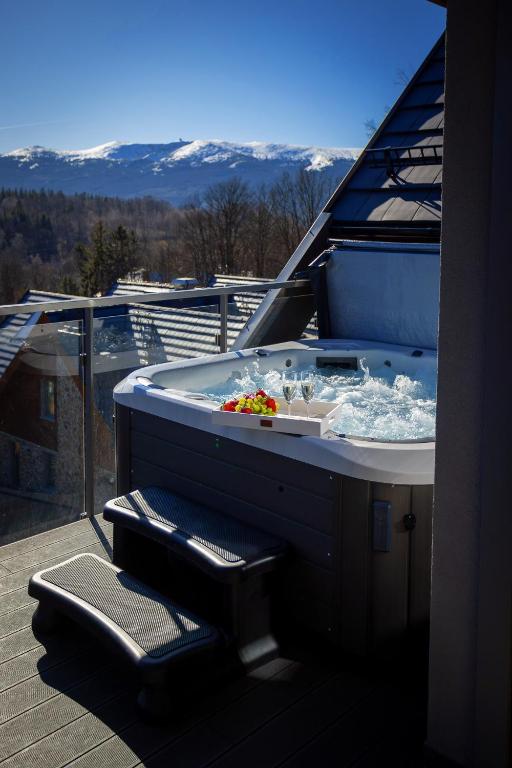 a hot tub on the roof of a house at Kras-Resort Apartament 301 i 303 z widokiem na góry, prywatnym jacuzzi na tarasie i sauną in Szklarska Poręba