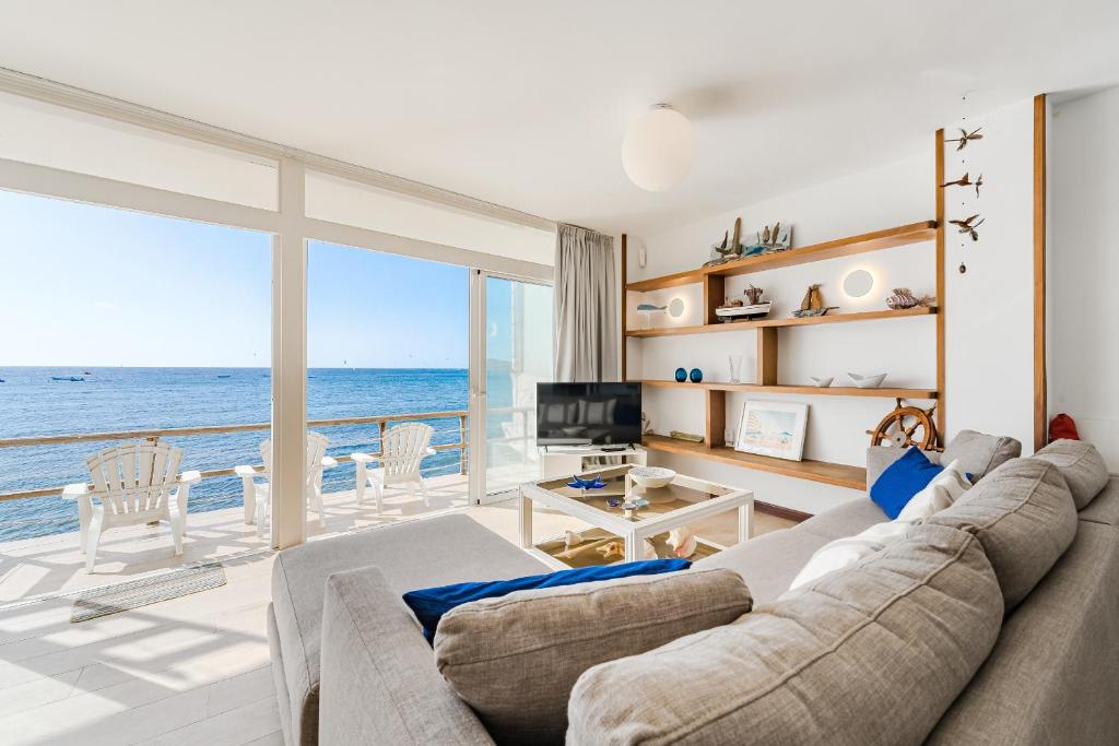 un soggiorno con divano e vista sull'oceano di Symphony Medano by Welcome Tenerife a El Médano