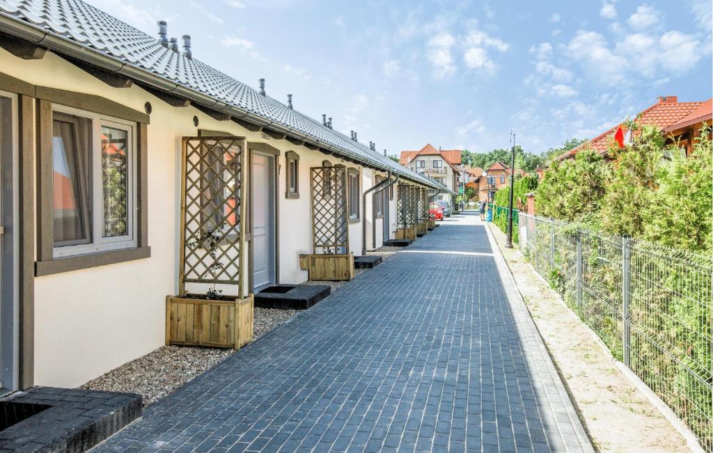 eine Kopfsteinpflasterstraße in einer Stadt mit Häusern in der Unterkunft Gorgeous Home In Krynica Morska in Krynica Morska