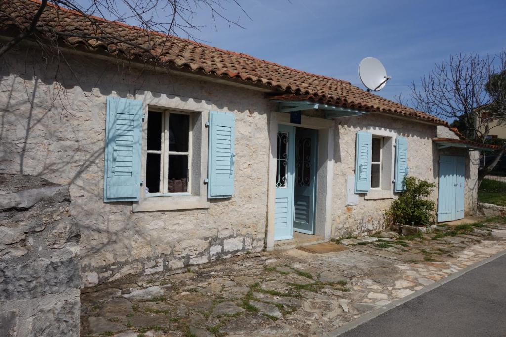 una piccola casa con persiane blu di Vila Majda a Vabriga