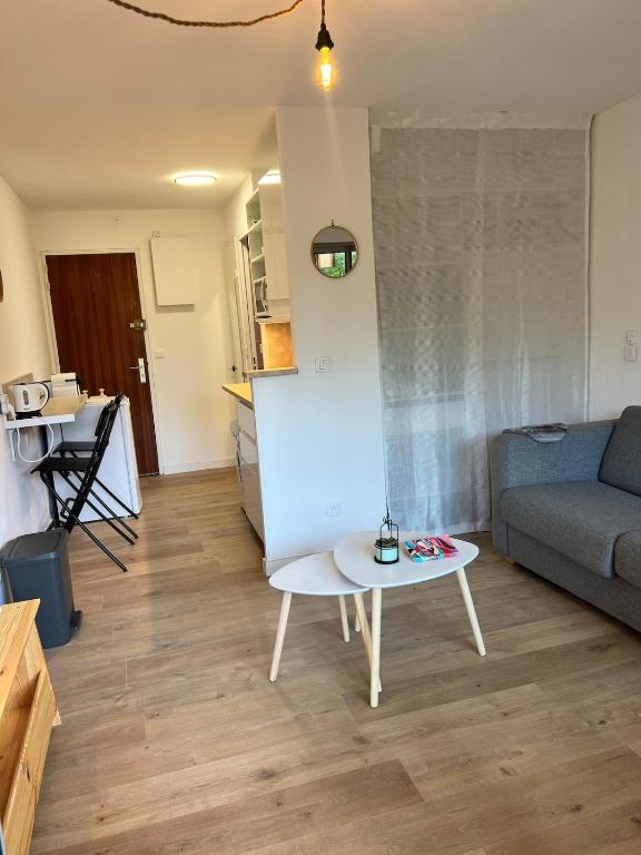 un salon avec une table et un canapé dans l'établissement Charmant studio en bord de mer Antibes, à Antibes