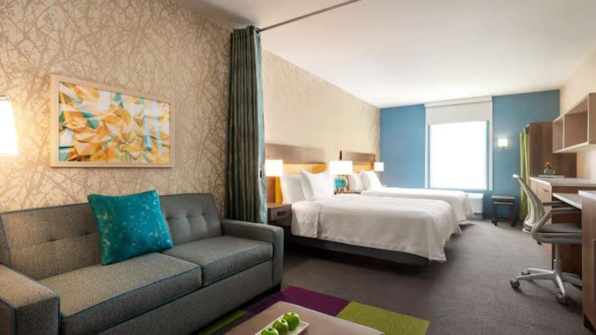 克雷斯特维尤Home2 Suites By Hilton Crestview I-10的配有床和沙发的酒店房间