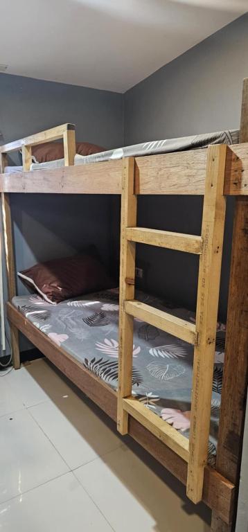 Palanda nebo palandy na pokoji v ubytování Mantilla Hostel