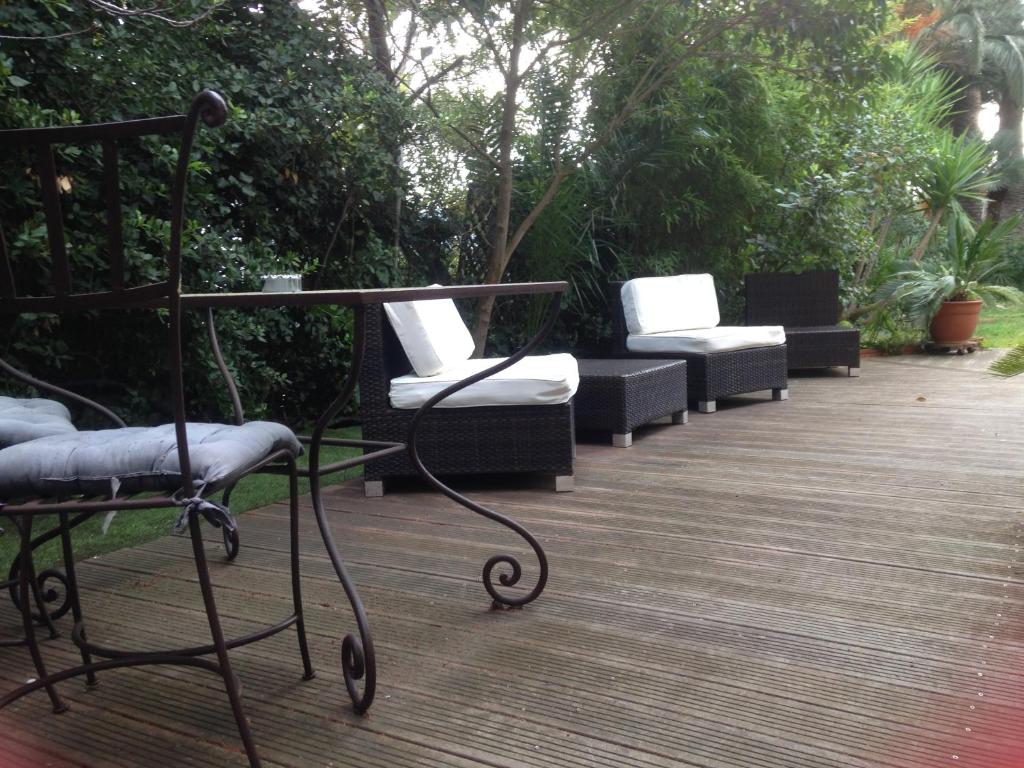 un groupe de chaises et de tables sur une terrasse dans l'établissement La Mandarinette, à La Seyne-sur-Mer