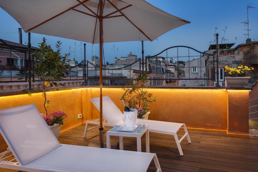 ローマにあるShali Luxury Suite Spagnaの屋上にパティオ(椅子2脚、パラソル付)