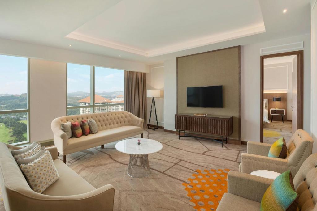 TV a/nebo společenská místnost v ubytování Le Meridien Putrajaya