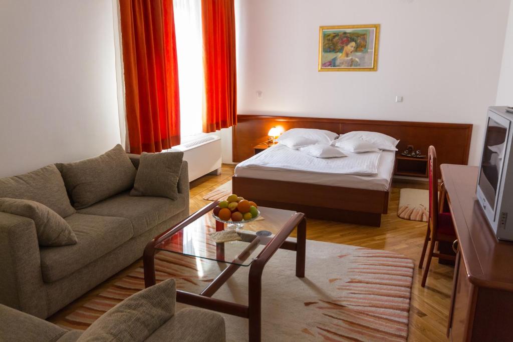 TV a/nebo společenská místnost v ubytování Hotel M3