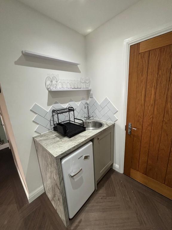 Kuchyň nebo kuchyňský kout v ubytování 1 double bed studio with private access and parking
