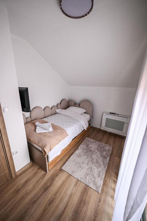 Postel nebo postele na pokoji v ubytování Apartmani EMA SL
