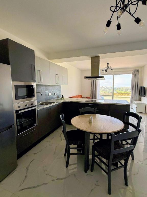 Kuchyň nebo kuchyňský kout v ubytování Ramla Valley View Gozo Apartment