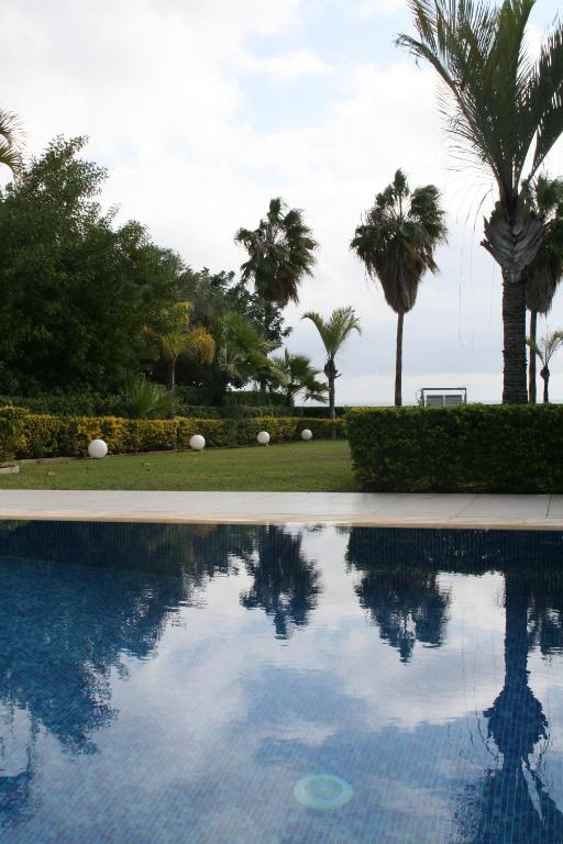 Bazén v ubytování Serenity Villa Mediterranean nebo v jeho okolí