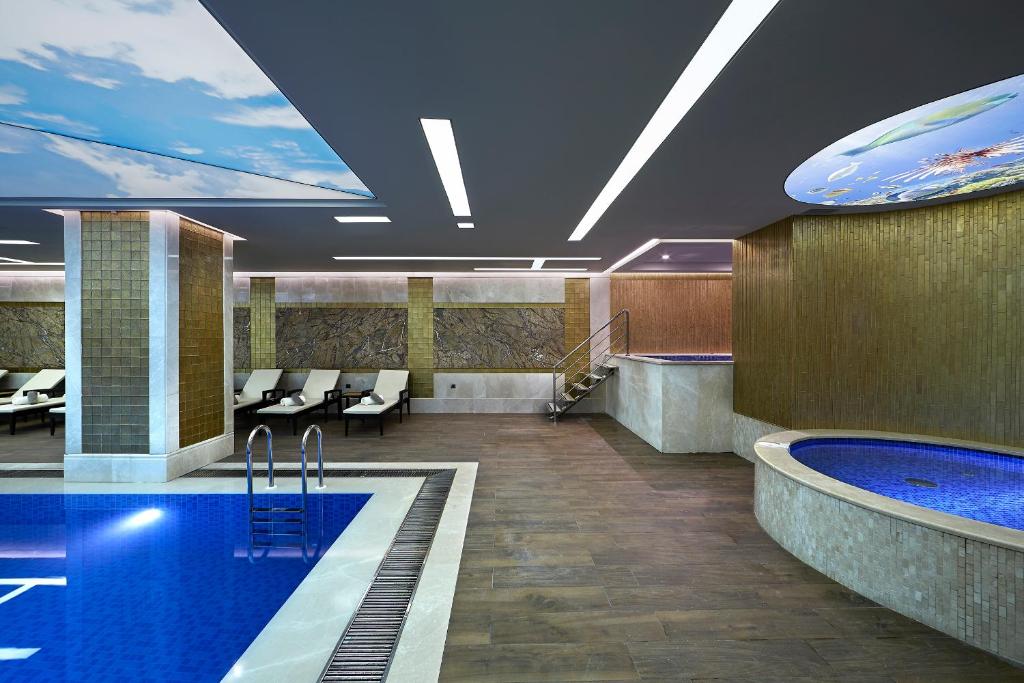 The swimming pool at or close to Uranus Istanbul Topkapi