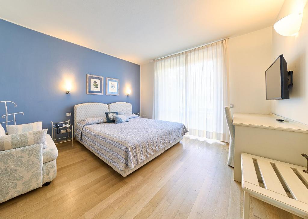 Llit o llits en una habitació de Hotel Belvedere Ranco