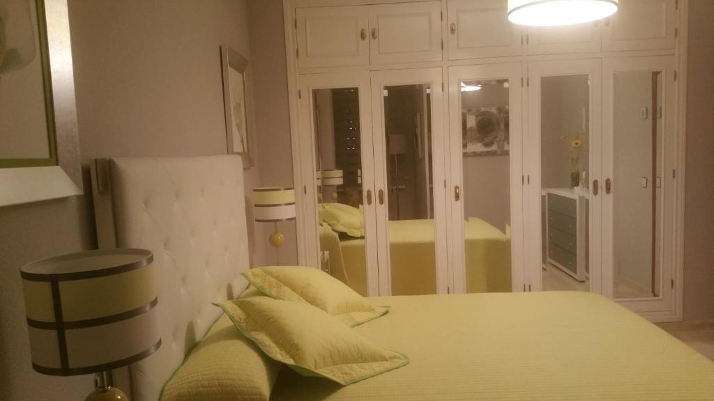 Łóżko lub łóżka w pokoju w obiekcie Apartamento Eduardo Dato