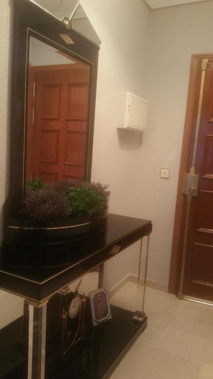 Zdjęcie z galerii obiektu Apartamento Eduardo Dato w Sewilli