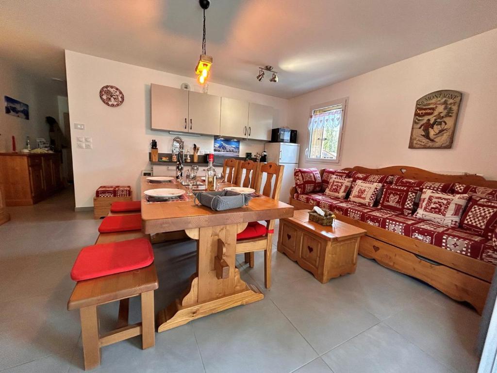 un salon avec une table et un canapé dans l'établissement Appartement moderne et confortable avec navette au pied, à Samoëns ! - FR-1-624-113, à Samoëns
