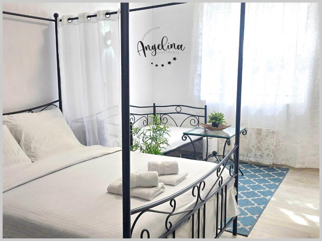 una camera da letto con un letto con struttura in metallo di Angelina apartmani. a Vračar (historical)