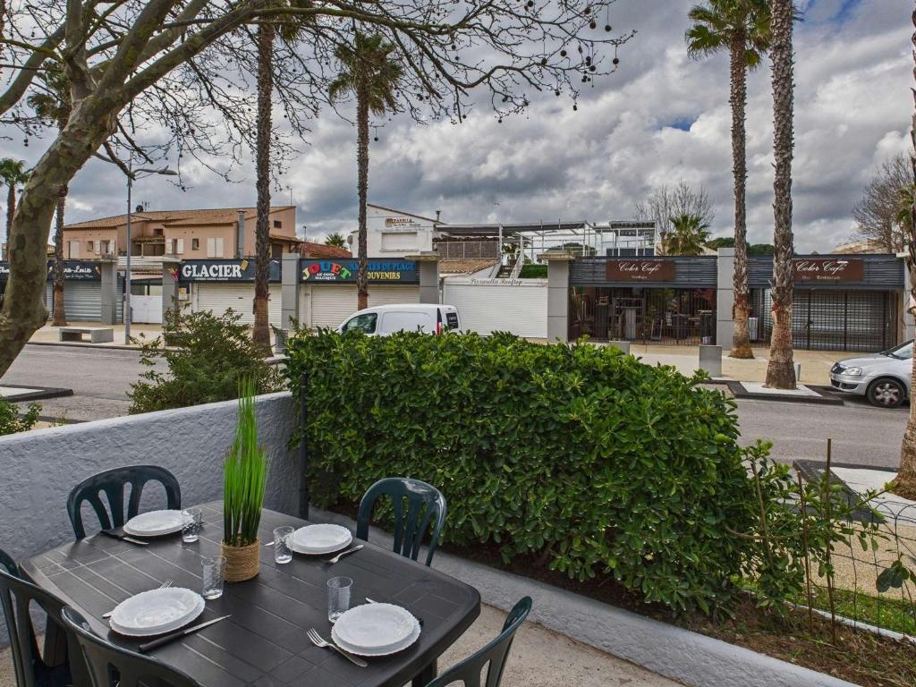 Photo de la galerie de l'établissement Appartement 3 pièces climatisé avec terrasse et parking privé à Marseillan - FR-1-326-813, à Marseillan