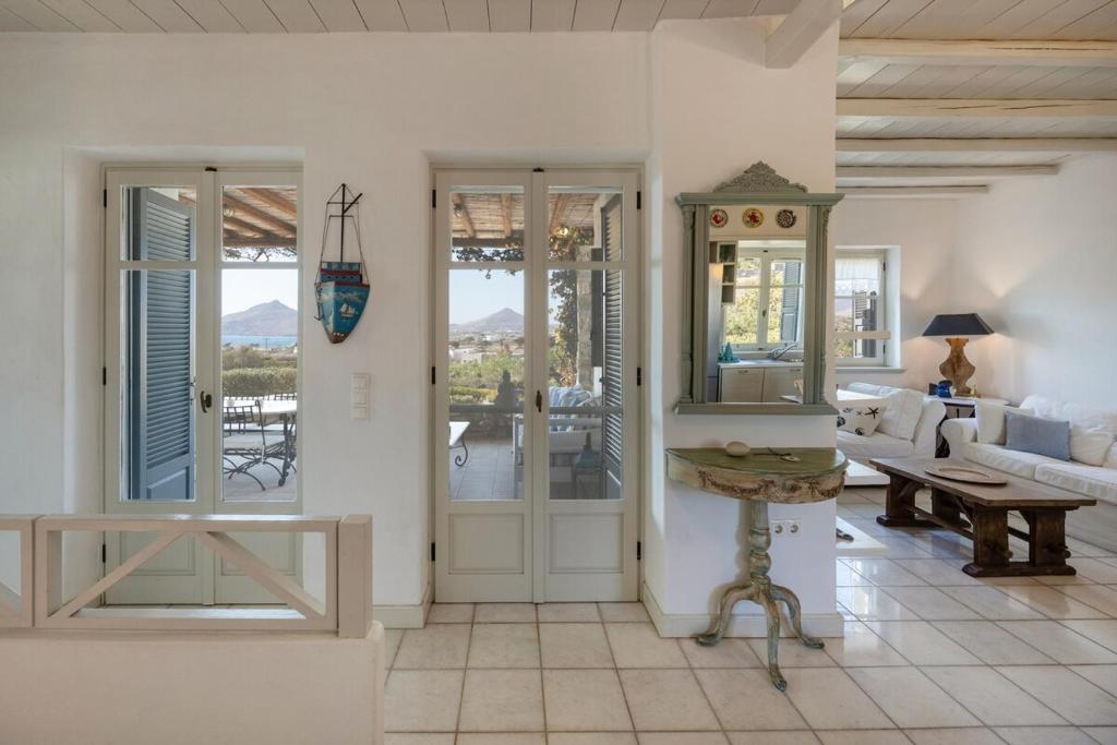 een woonkamer met een deur en een tafel bij Coral Pearl in Isterni