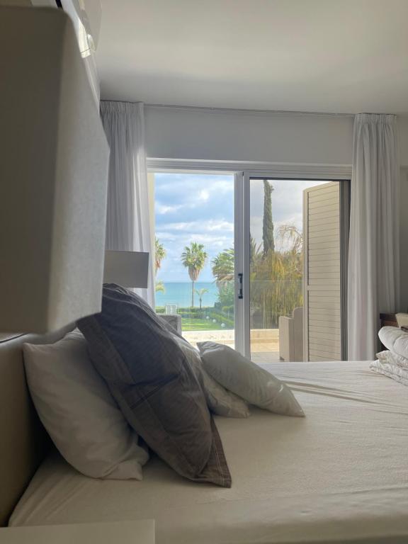 Postel nebo postele na pokoji v ubytování Serenity Villa Mediterranean