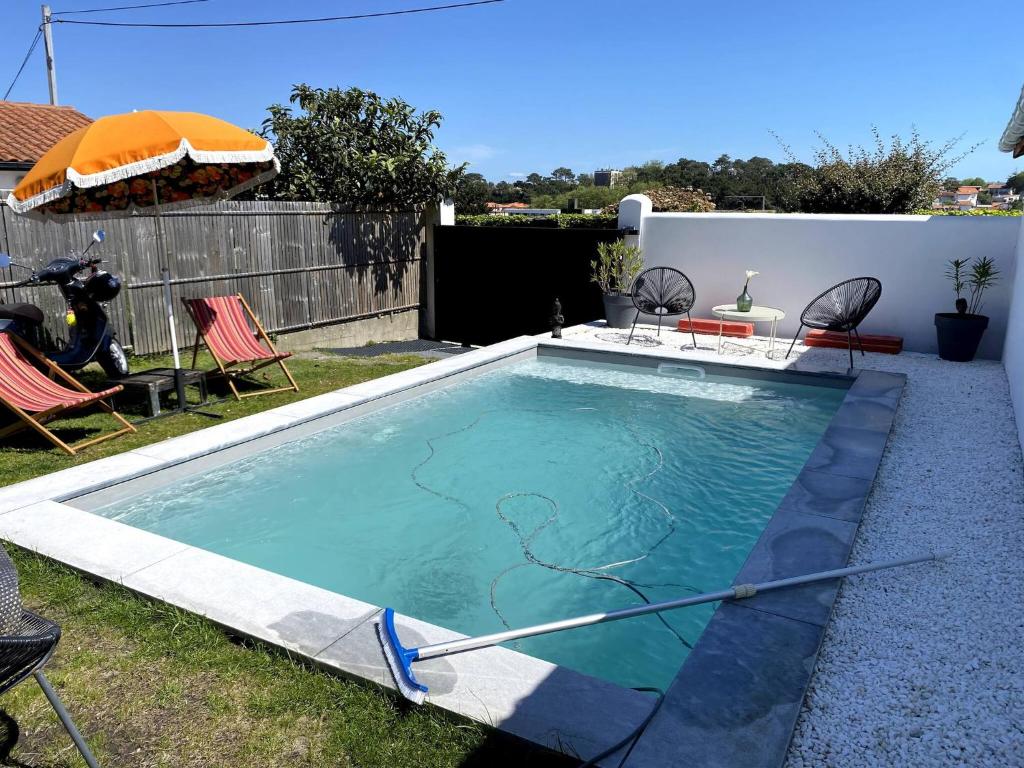 - une piscine avec un tuyau dans la cour dans l'établissement Maison Piscine Jardin Parking, à Biarritz