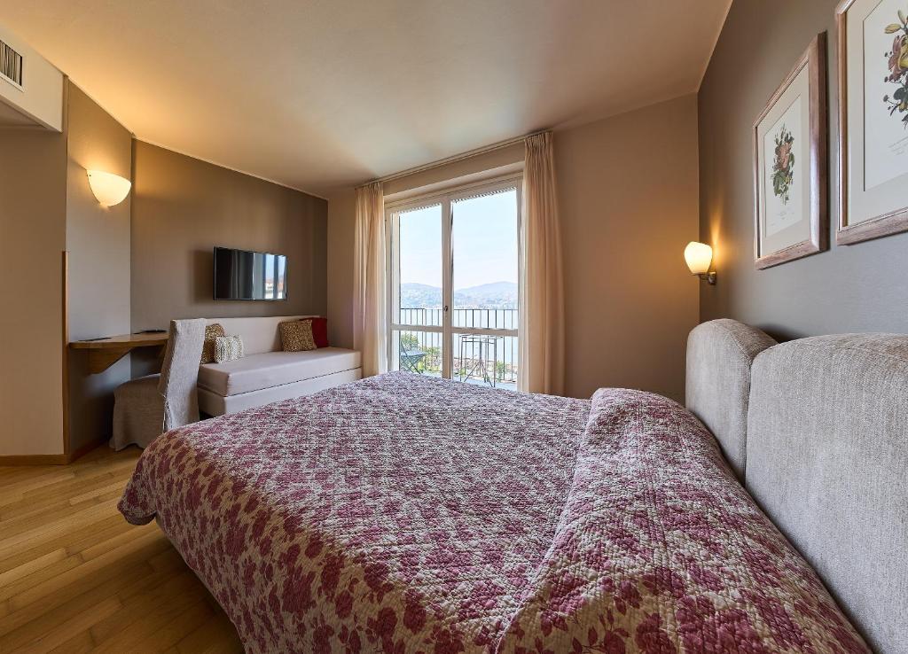 Llit o llits en una habitació de Hotel Belvedere Ranco