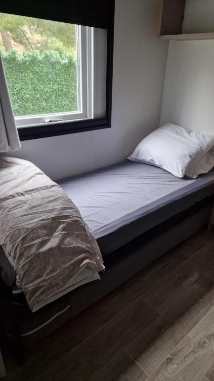 Postel nebo postele na pokoji v ubytování Mobilhome Clim Télé La Falaise 4 étoiles