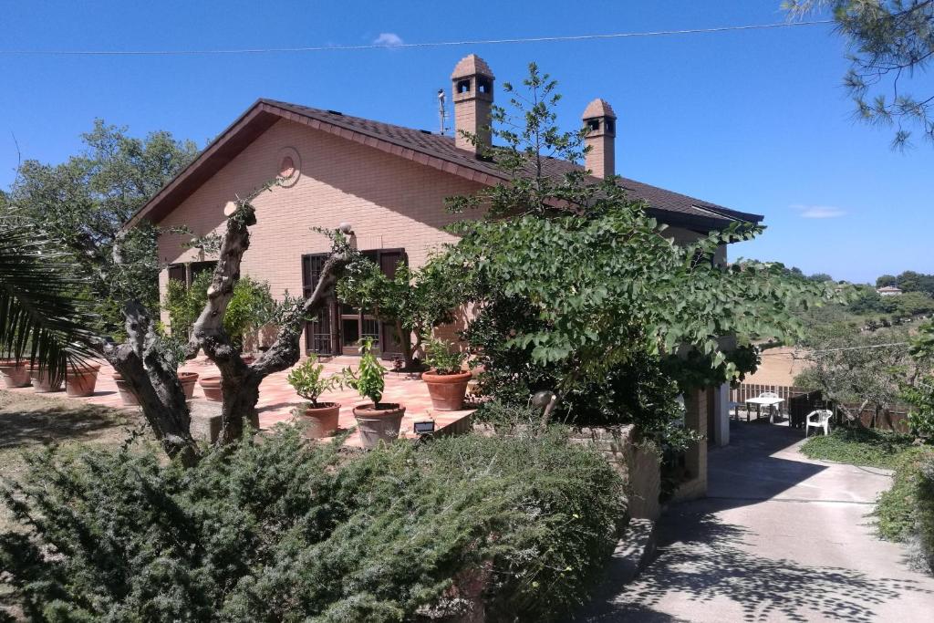 une maison avec des plantes devant dans l'établissement Villa Poggio Bettino by MMega, à Civitanova Marche