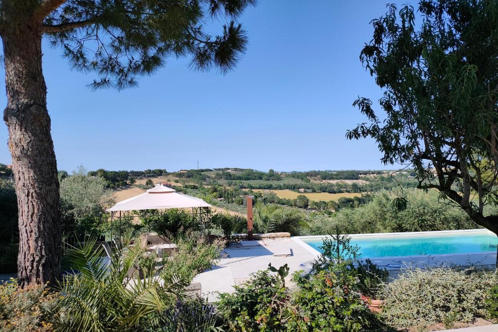Cette villa offre une vue sur la piscine. dans l'établissement Villa Poggio Bettino by MMega, à Civitanova Marche