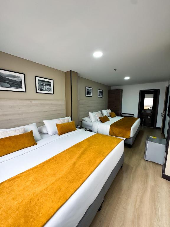Postel nebo postele na pokoji v ubytování Hotel WLH Gold Bogota