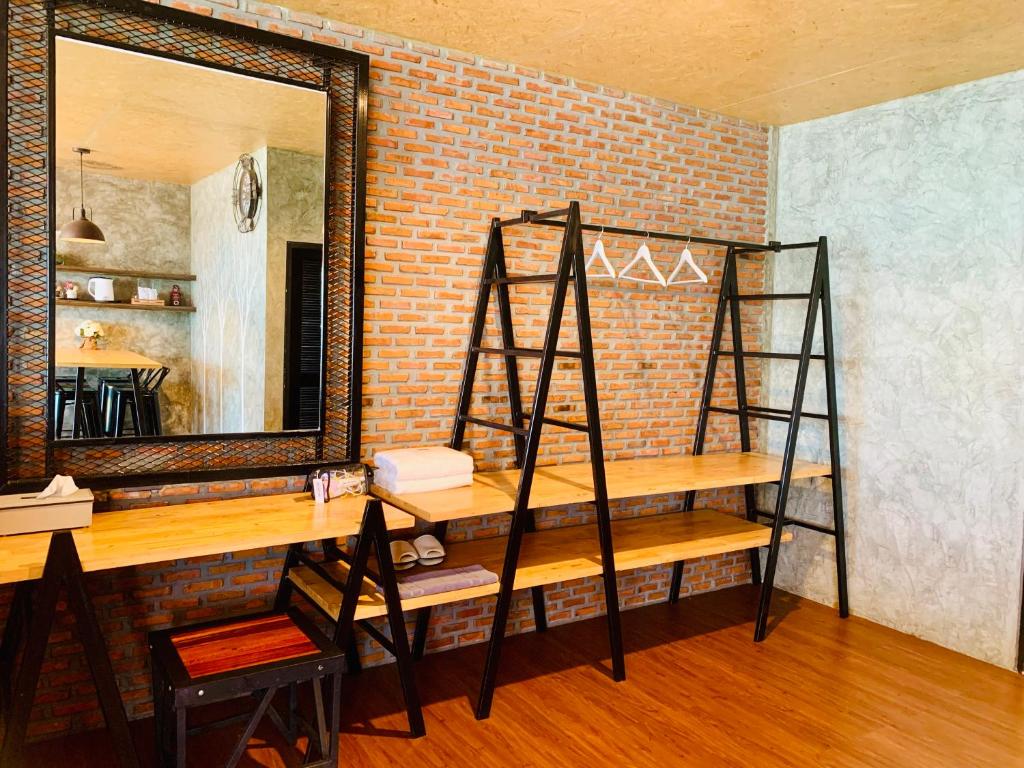 Palanda nebo palandy na pokoji v ubytování Bed Loft Cafe