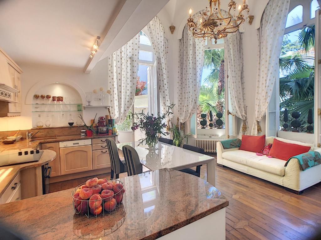 une cuisine et un salon avec une table avec des fruits dessus dans l'établissement Charmant appartement en duplex 288L, à Cannes