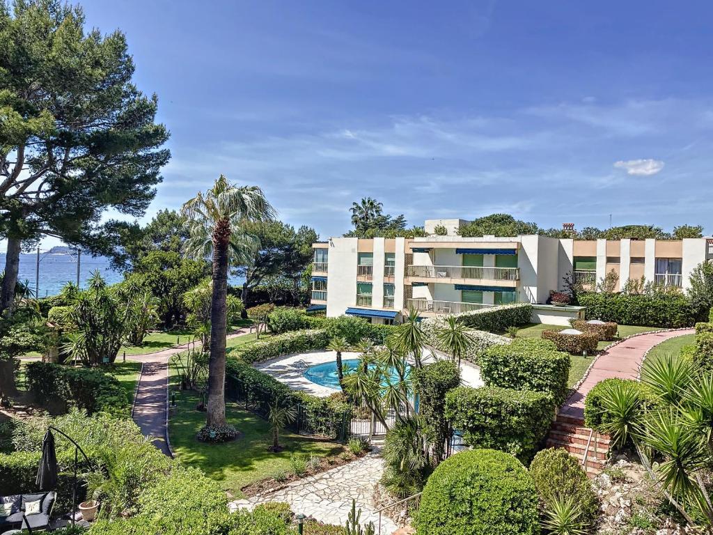 un complexe avec une piscine et un bâtiment dans l'établissement Superbe appartement plage du Midi 2 piscines 325L, à Cannes
