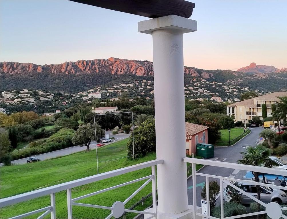 un balcon avec vue sur une rue et des montagnes dans l'établissement Heart of Holiday Village, near beach, WIFI, Parking, à Saint-Raphaël