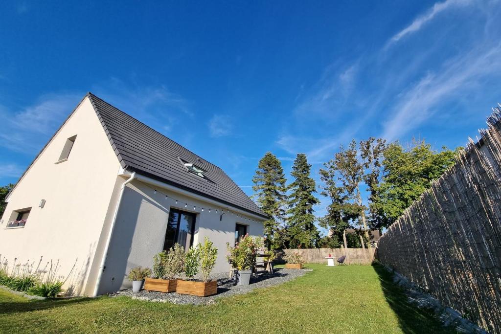 Vonkajšia záhrada v ubytovaní Nice House With Terrace Garden In Amfreville