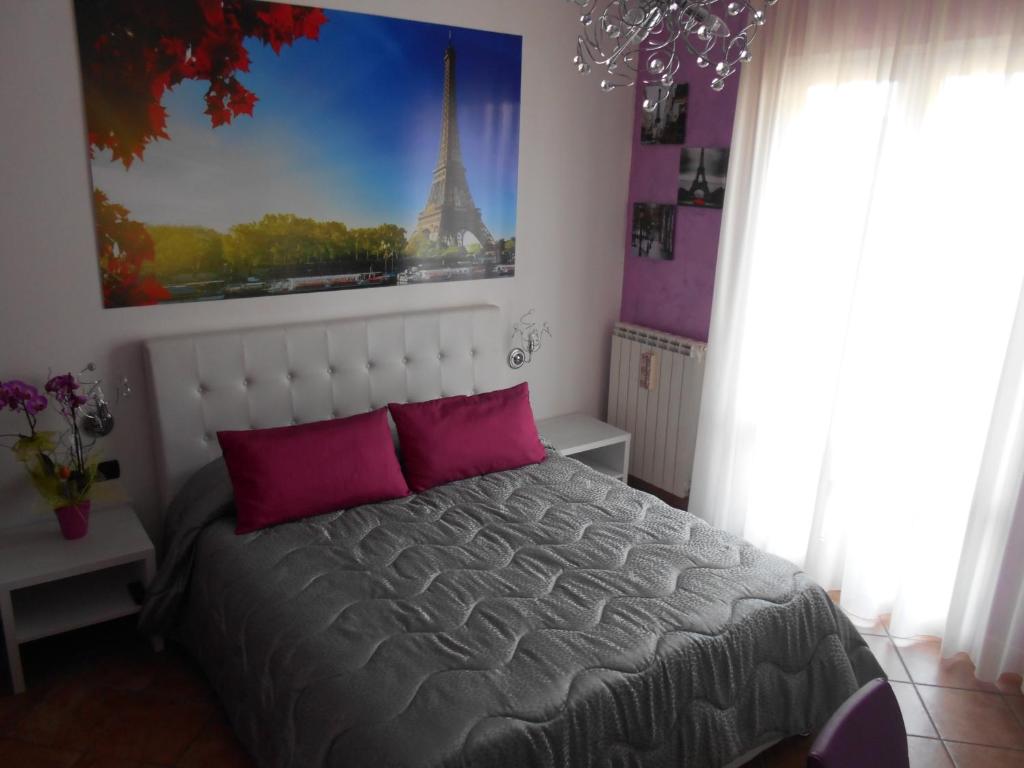 Un pat sau paturi într-o cameră la Capital Bed Porto Cesareo
