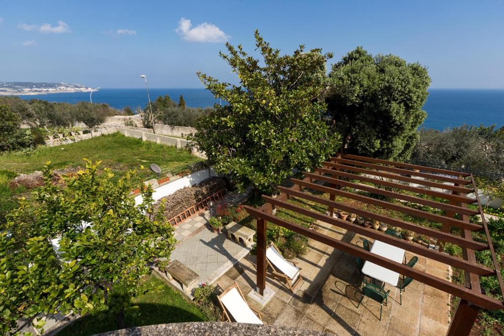 カストロ・ディ・レッチェにあるLa Ripostiera by BarbarHouseの海を背景にした木製のベンチの上面の景色