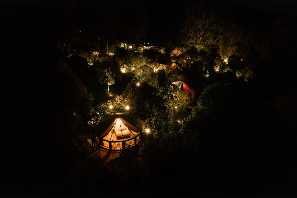 サレントにあるGlamping Lumbreの夜のライトアップテントのオーバーヘッドビュー