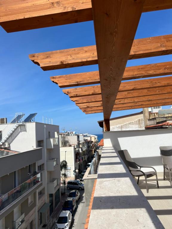 ein Blick vom Balkon eines Gebäudes in der Unterkunft Appartamenti Via Meli in Balestrate