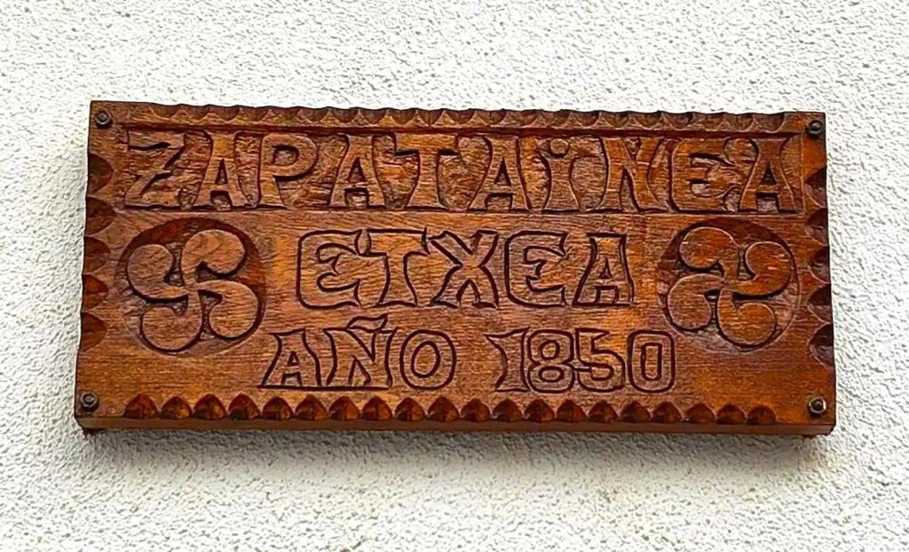a sign on a wall that saysarmaaturalatural cevazagragrago at Casa Erro Zapatainea - Refugio y Naturaleza in Erro