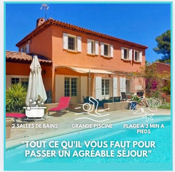 une publicité pour une maison avec une terrasse et un parasol dans l'établissement L'Evasion Méditerranéenne - Villa Piscine, Proxi Plage & Commerces, au Pradet