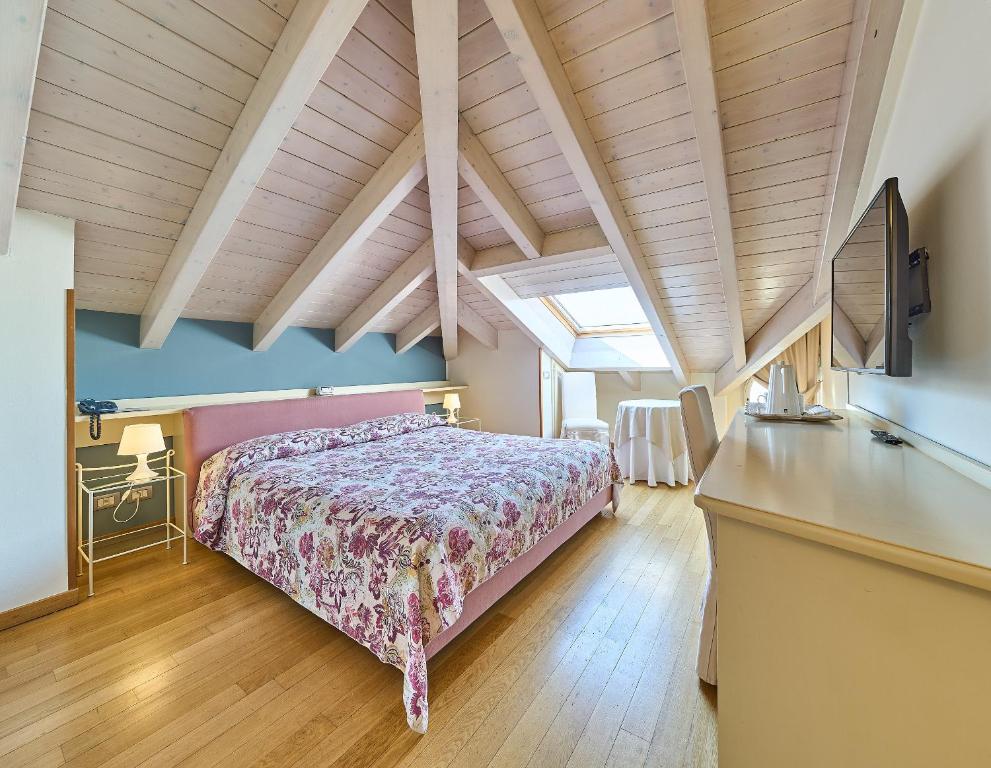 Hotel Belvedere Ranco - Superior Double Room With Hot Tub