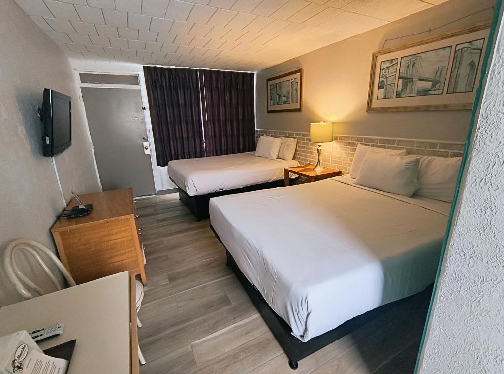 Postel nebo postele na pokoji v ubytování Monaco Motel - Wildwood Beach & Boardwalk