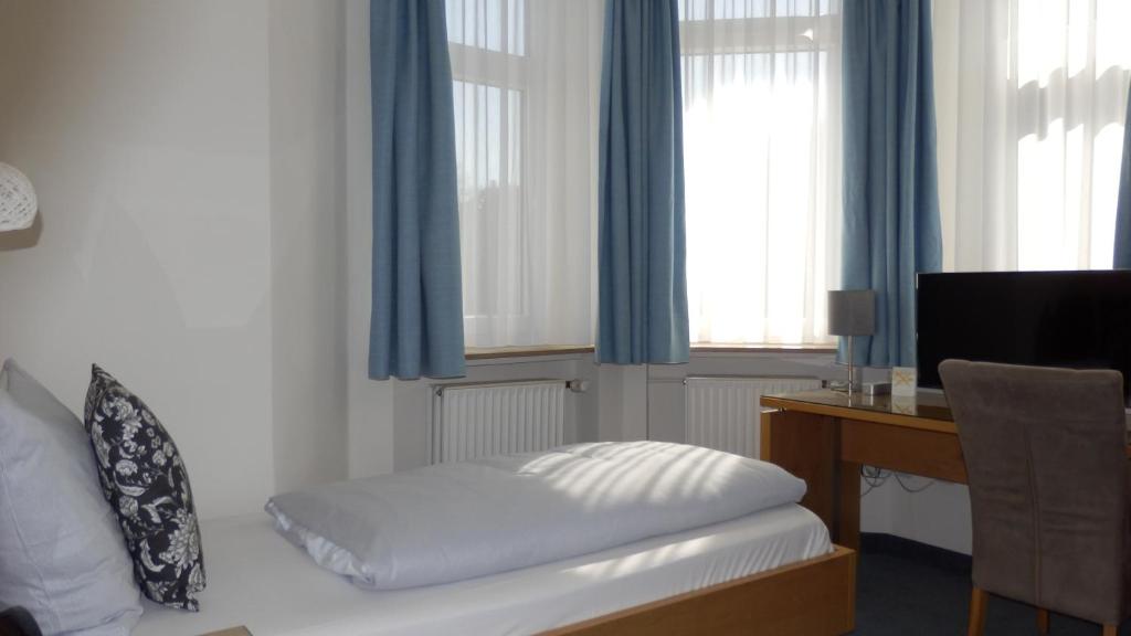 Postel nebo postele na pokoji v ubytování Hotel Bellevue