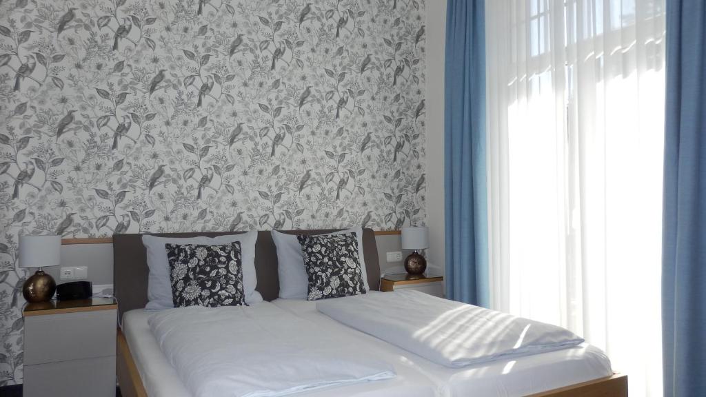Postel nebo postele na pokoji v ubytování Hotel Bellevue