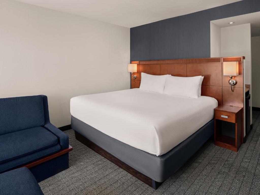 Postel nebo postele na pokoji v ubytování Courtyard by Marriott Halifax Downtown