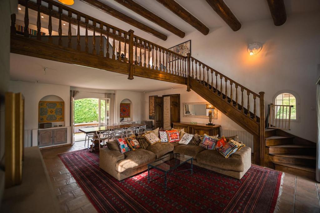 - un salon avec deux canapés et un escalier dans l'établissement Magnifique Villa Provençale, à Rognes