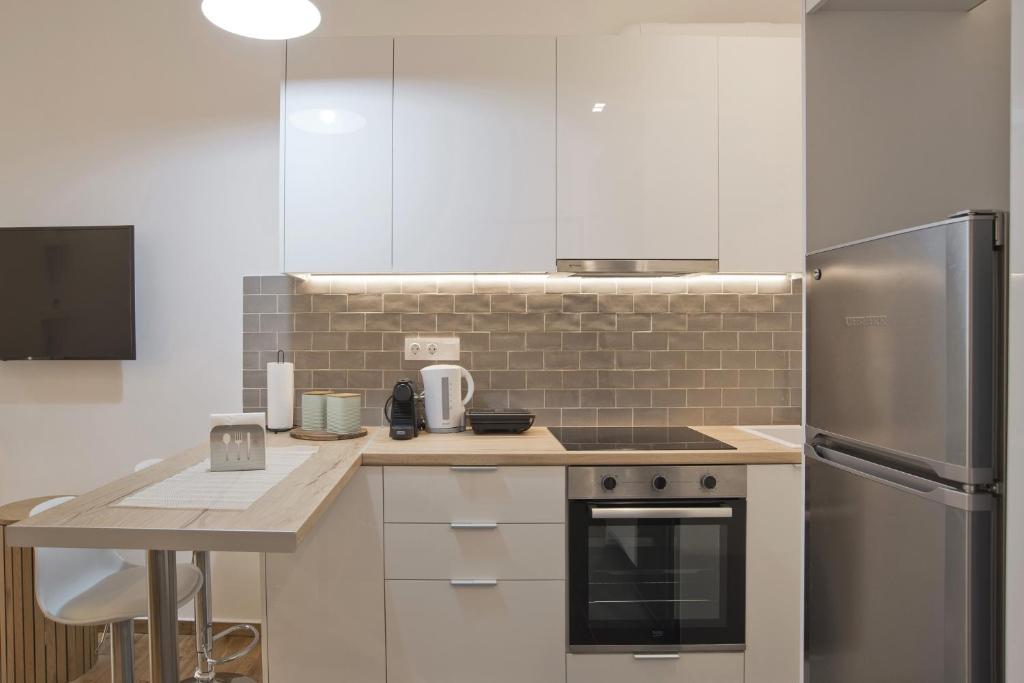 Kuchyň nebo kuchyňský kout v ubytování Porto 118 New Reno Piraeus St near Marina Zeas, AC