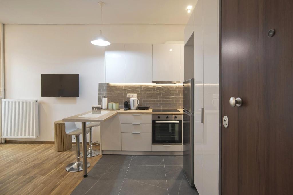 Kuchyň nebo kuchyňský kout v ubytování Porto 118 New Reno Piraeus St near Marina Zeas, AC